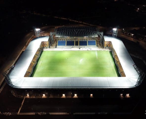 Vista notturna dello Stadio Benito Stirpe