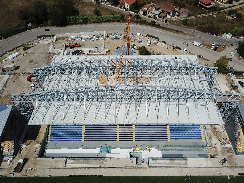 Copertura dello stadio durante il cantiere