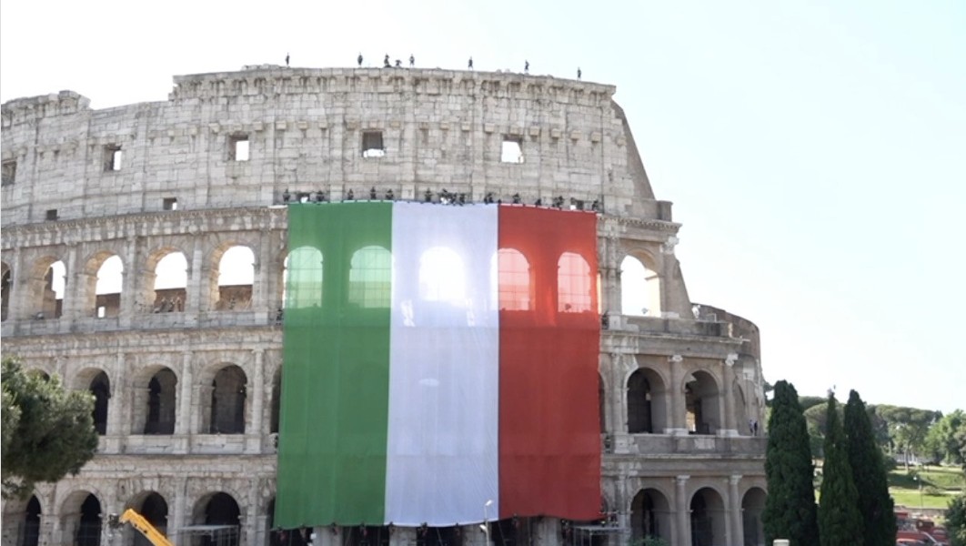Tricolore esposto sulla facciata del Colosseo