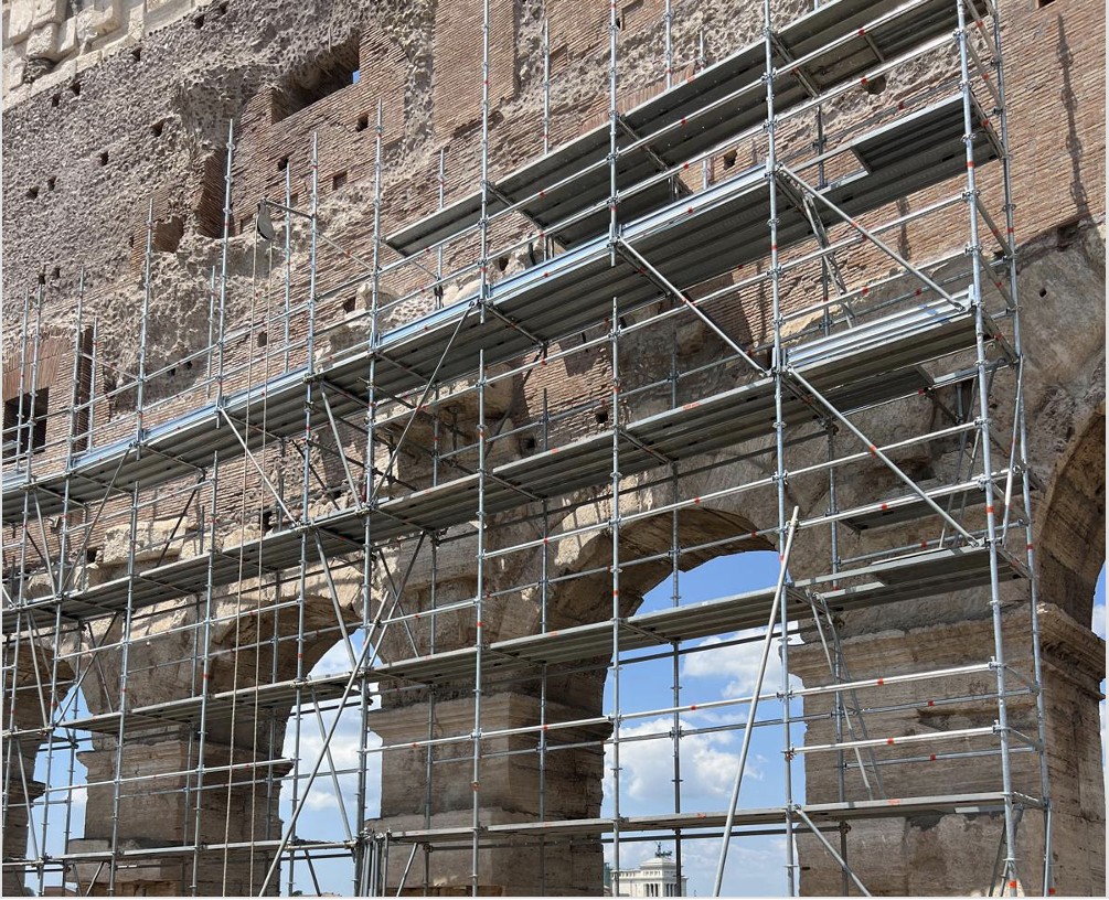 Ponteggio in corrispondenza degli archi del Colosseo