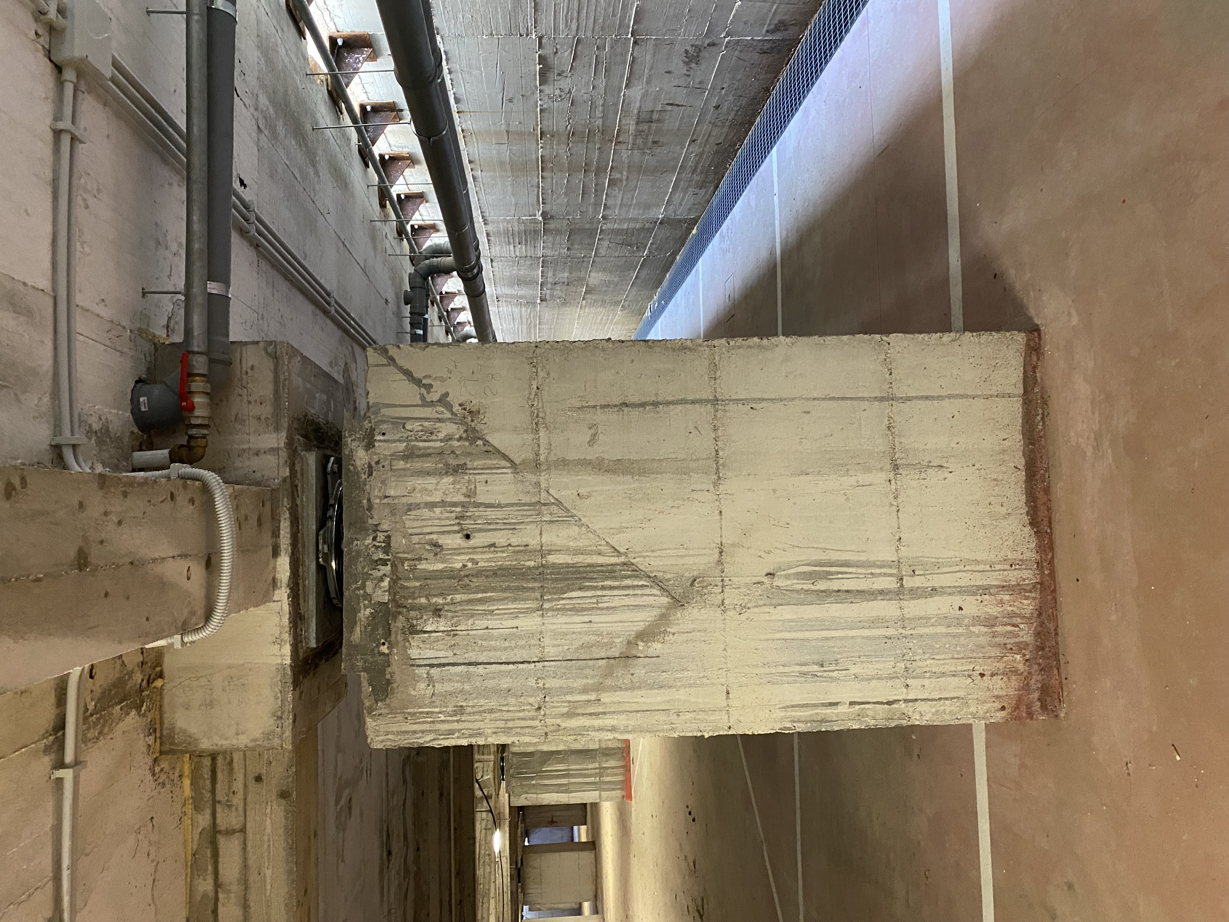 Isolatore sismico installato tra pilastro e impalcato