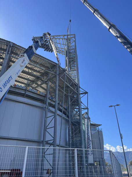 Montaggio della struttura metallica sulla torre faro