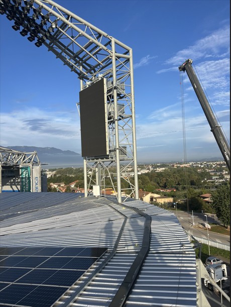 Maxischermo installato sulla torre faro