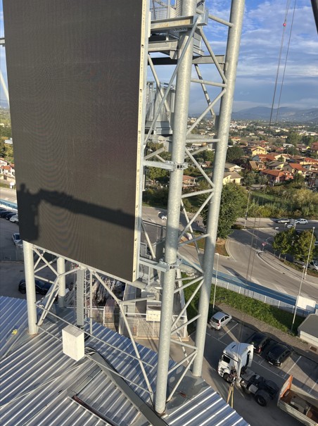 Dettaglio del maxischermo e della torre faro