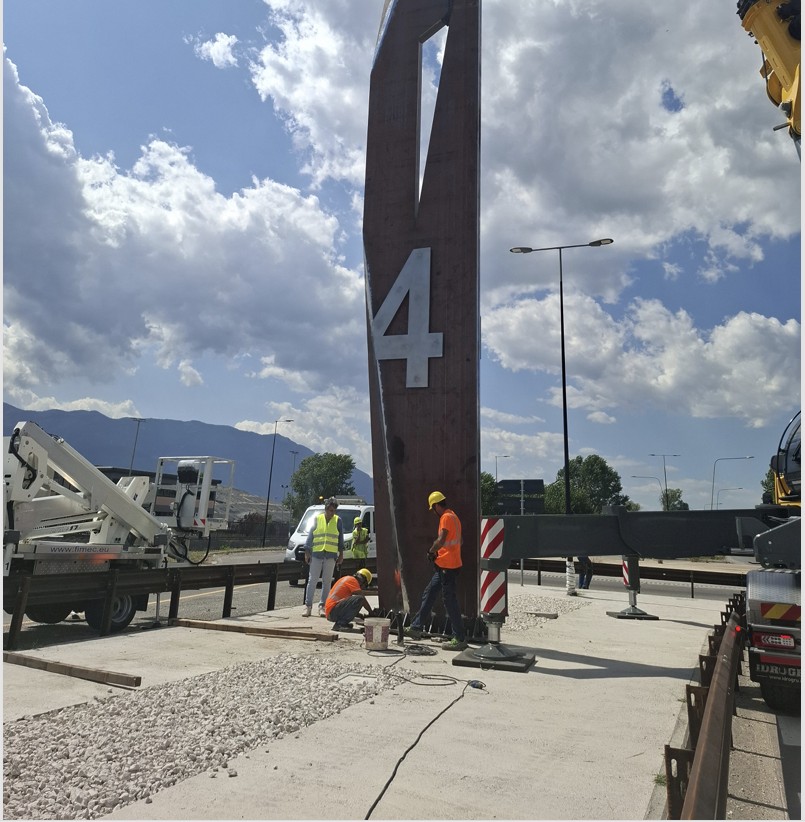 Fase di montaggio del Totem 4